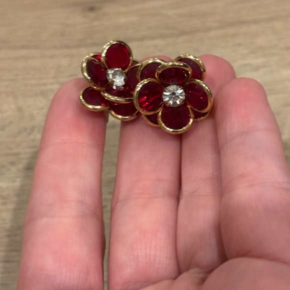 VINTAGE GOLD TONE RUBY RED FLOWER EARRINGS - Picture 4 of 5